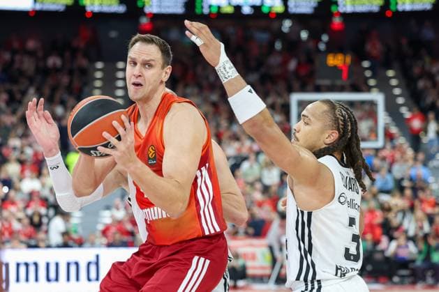 Johannes Voigtmann FC Bayern Basketball, 07 with Carsen Edwards Virtus Bologna, 03 , GER, FC Bayern Basketball vs Virtus Bologna, Basketball, Euroleague, Matchday 8, Season 2025 2026, 30 10 2025, GER, FC Bayern Basketball vs Virtus Bologna, Basketball, Euroleague, Matchday 8, Season 2025 2026, 30 10 2025 Munich Copyright: xEibner-Pressefoto JennixMaulx EP_JML
