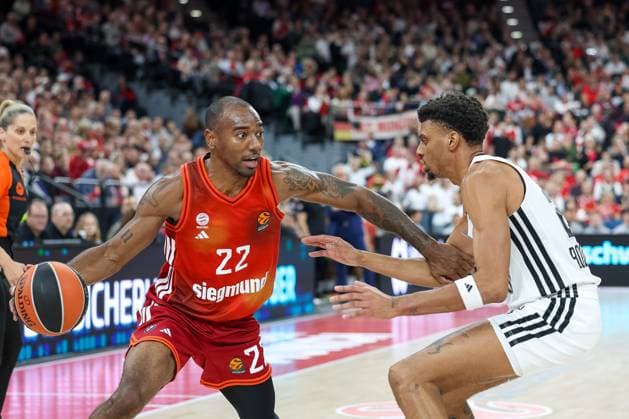 Isiaha Mike FC Bayern Basketball, 22 with Derrick Alston Jr Virtus Bologna, 21 , GER, FC Bayern Basketball vs Virtus Bologna, Basketball, Euroleague, Matchday 8, Season 2025 2026, 30 10 2025, GER, FC Bayern Basketball vs Virtus Bologna, Basketball, Euroleague, Matchday 8, Season 2025 2026, 30 10 2025 Munich Copyright: xEibner-Pressefoto JennixMaulx EP_JML