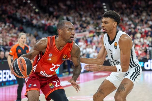 Isiaha Mike FC Bayern Basketball, 22 with Derrick Alston Jr Virtus Bologna, 21 , GER, FC Bayern Basketball vs Virtus Bologna, Basketball, Euroleague, Matchday 8, Season 2025 2026, 30 10 2025, GER, FC Bayern Basketball vs Virtus Bologna, Basketball, Euroleague, Matchday 8, Season 2025 2026, 30 10 2025 Munich Copyright: xEibner-Pressefoto JennixMaulx EP_JML