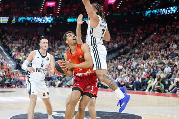Oscar da Silva FC Bayern Basketball, 01 with Carsen Edwards Virtus Bologna, 03 and Alen Smailagic Virtus Bologna, 09 , GER, FC Bayern Basketball vs Virtus Bologna, Basketball, Euroleague, Matchday 8, Season 2025 2026, 30 10 2025, GER, FC Bayern Basketball vs Virtus Bologna, Basketball, Euroleague, Matchday 8, Season 2025 2026, 30 10 2025 Munich Copyright: xEibner-Pressefoto JennixMaulx EP_JML