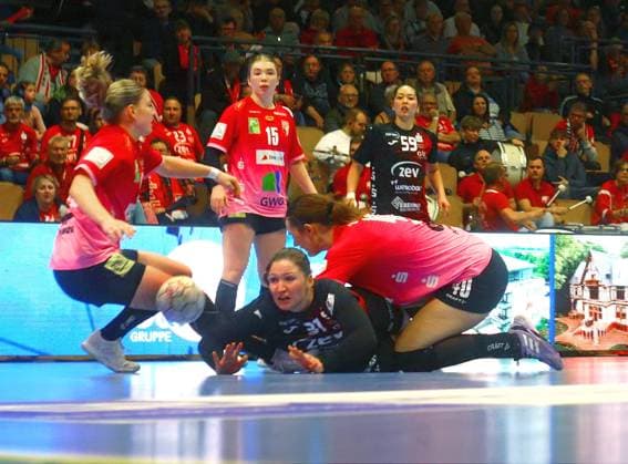 Viktoria Marksteiner Halle, f l , Victoria Hasselbusch Zwickau and Tena Petika Halle fight for the ball, Fabienne Büch Halle and Kaho Nakayama Zwickau Handball Women 1 Bundesliga 2025 26 BSV Sachsen Zwickau SV Union Halle Neustadt 30 23 on 30 10 2025 in the Sparkassen Arena Zwickau BSV Sachsen Zwickau Union Halle Neustadt