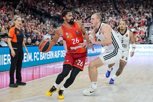 Spencer Dinwiddie FC Bayern Basketball, 26 with Alen Smailagic Virtus Bologna, 09 and Carsen Edwards Virtus Bologna, 03 , GER, FC Bayern Basketball vs Virtus Bologna, Basketball, Euroleague, Matchday 8, Season 2025 2026, 30 10 2025, GER, FC Bayern Basketball vs Virtus Bologna, Basketball, Euroleague, Matchday 8, Season 2025 2026, 30 10 2025 Munich Copyright: xEibner-Pressefoto JennixMaulx EP_JML