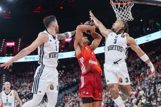Oscar da Silva FC Bayern Basketball, 01 with Carsen Edwards Virtus Bologna, 03 and Luca Vildoza Virtus Bologna, 01 , GER, FC Bayern Basketball vs Virtus Bologna, Basketball, Euroleague, Matchday 8, Season 2025 2026, 30 10 2025, GER, FC Bayern Basketball vs Virtus Bologna, Basketball, Euroleague, Matchday 8, Season 2025 2026, 30 10 2025 Munich Copyright: xEibner-Pressefoto JennixMaulx EP_JML
