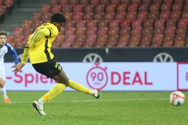 Grasshopper Young Boys Chris Bedia YB scores 3 3 from the penalty spot 30 10 2025 Stadion Letzigrund , SWITZERLAND, Saison 2025 2026 Herren Fussball Super League Grasshopper Club Zuerich BSC Young Boys Bern Chris Bedia YB scores 3 3 from the penalty spot