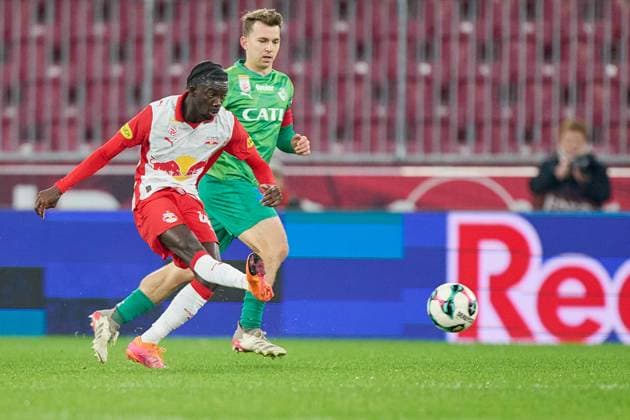 Salzburg, Austria October 30, 2025 ÖFB Cup 2025 2026 RB Salzburg vs WSG Tirol Pictured from left Moussa Yeo RB , Valentino Müller Mueller WSG Red Bull Arena Copyright: xFotostandx xWassmuth,xJUERGENxWASSMUTHx