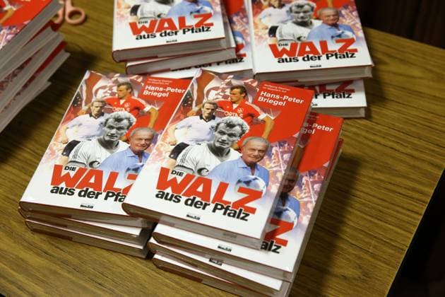 30 10 2025, xrekx, football book presentation, Hans Peter Briegel Die Walz aus der Pfalz v l DFL DFB REGULATIONS PROHIBIT ANY USE OF PHOTOGRAPHS as IMAGE SEQUENCES and or QUASI VIDEO Frankweiler