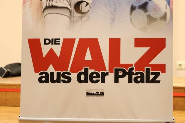 30 10 2025, xrekx, football book presentation, Hans Peter Briegel Die Walz aus der Pfalz v l Hans Peter Briegel DFL DFB REGULATIONS PROHIBIT ANY USE OF PHOTOGRAPHS as IMAGE SEQUENCES and or QUASI VIDEO Frankweiler