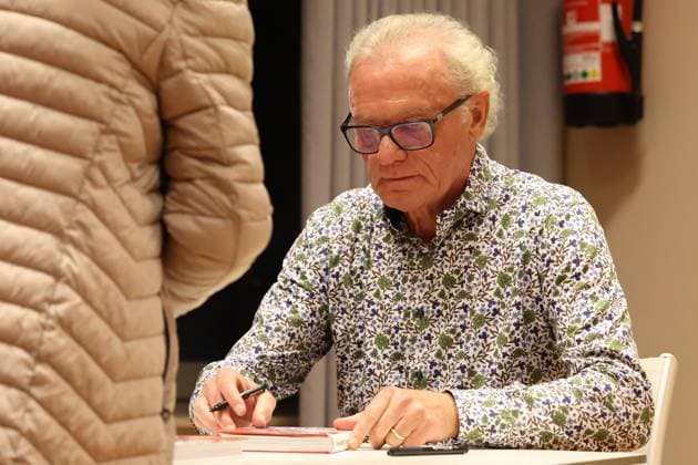 30 10 2025, xrekx, football book presentation, Hans Peter Briegel Die Walz aus der Pfalz v l Hans Peter Briegel autographs, book signing, dedication DFL DFB REGULATIONS PROHIBIT ANY USE OF PHOTOGRAPHS as IMAGE SEQUENCES and or QUASI VIDEO Frankweiler