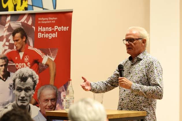 30 10 2025, xrekx, football book presentation, Hans Peter Briegel Die Walz aus der Pfalz v l Hans Peter Briegel DFL DFB REGULATIONS PROHIBIT ANY USE OF PHOTOGRAPHS as IMAGE SEQUENCES and or QUASI VIDEO Frankweiler