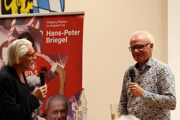 30 10 2025, xrekx, football book presentation, Hans Peter Briegel Die Walz aus der Pfalz v l Wolfgang Stephan Author Hans Peter Briegel DFL DFB REGULATIONS PROHIBIT ANY USE OF PHOTOGRAPHS as IMAGE SEQUENCES and or QUASI VIDEO Frankweiler