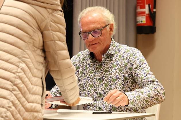 30 10 2025, xrekx, football book presentation, Hans Peter Briegel Die Walz aus der Pfalz v l Hans Peter Briegel autographs, book signing, dedication DFL DFB REGULATIONS PROHIBIT ANY USE OF PHOTOGRAPHS as IMAGE SEQUENCES and or QUASI VIDEO Frankweiler