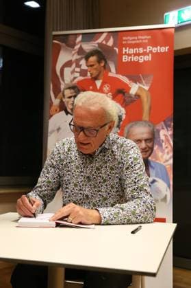 30 10 2025, xrekx, football book presentation, Hans Peter Briegel Die Walz aus der Pfalz v l Hans Peter Briegel autographs, book signing, dedication DFL DFB REGULATIONS PROHIBIT ANY USE OF PHOTOGRAPHS as IMAGE SEQUENCES and or QUASI VIDEO Frankweiler