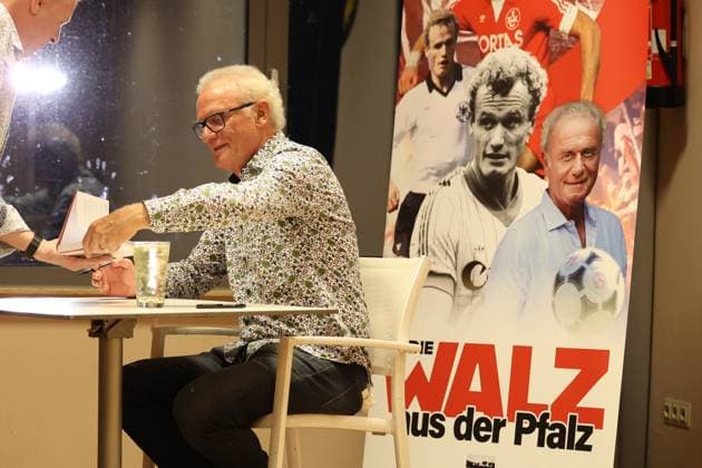 30 10 2025, xrekx, football book presentation, Hans Peter Briegel Die Walz aus der Pfalz v l Hans Peter Briegel autographs, book signing, dedication DFL DFB REGULATIONS PROHIBIT ANY USE OF PHOTOGRAPHS as IMAGE SEQUENCES and or QUASI VIDEO Frankweiler