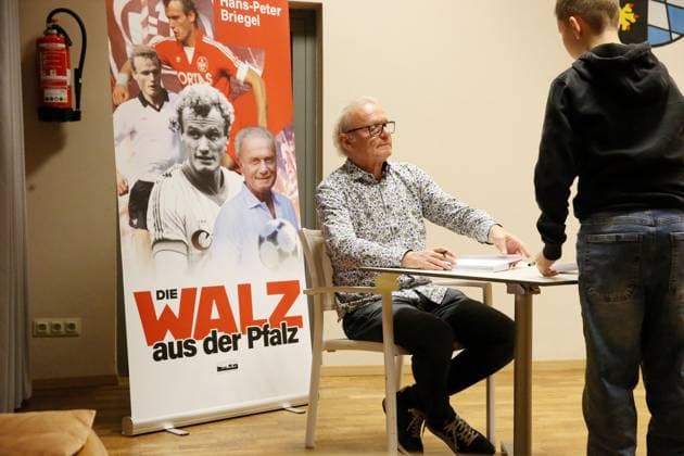 30 10 2025, xrekx, football book presentation, Hans Peter Briegel Die Walz aus der Pfalz v l Hans Peter Briegel autographs, book signing, dedication DFL DFB REGULATIONS PROHIBIT ANY USE OF PHOTOGRAPHS as IMAGE SEQUENCES and or QUASI VIDEO Frankweiler