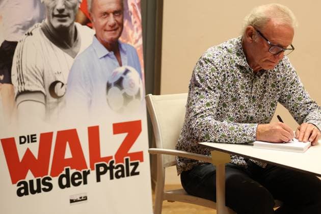 30 10 2025, xrekx, football book presentation, Hans Peter Briegel Die Walz aus der Pfalz v l Hans Peter Briegel autographs, book signing, dedication DFL DFB REGULATIONS PROHIBIT ANY USE OF PHOTOGRAPHS as IMAGE SEQUENCES and or QUASI VIDEO Frankweiler