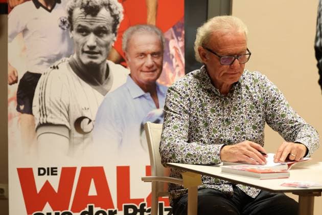 30 10 2025, xrekx, football book presentation, Hans Peter Briegel Die Walz aus der Pfalz v l Hans Peter Briegel autographs, book signing, dedication DFL DFB REGULATIONS PROHIBIT ANY USE OF PHOTOGRAPHS as IMAGE SEQUENCES and or QUASI VIDEO Frankweiler
