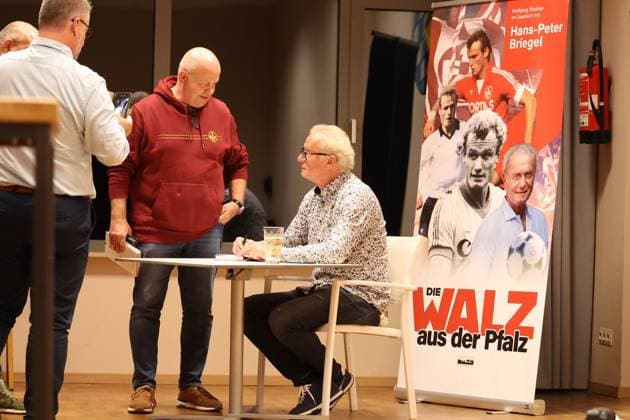 30 10 2025, xrekx, football book presentation, Hans Peter Briegel Die Walz aus der Pfalz v l Hans Peter Briegel autographs, book signing, dedication DFL DFB REGULATIONS PROHIBIT ANY USE OF PHOTOGRAPHS as IMAGE SEQUENCES and or QUASI VIDEO Frankweiler