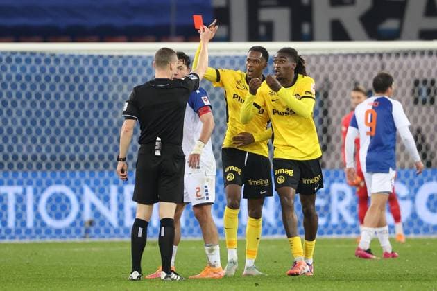 Grasshopper Young Boys Luca Gianforte Tanguy Zoukrou 30 10 2025 Stadion Letzigrund , SWITZERLAND, Season 2025 2026 Mens Football Super League Grasshopper Club Zuerich BSC Young Boys Bern Referee Luca Gianforte shows Tanguy Zokrou re,YB the red card