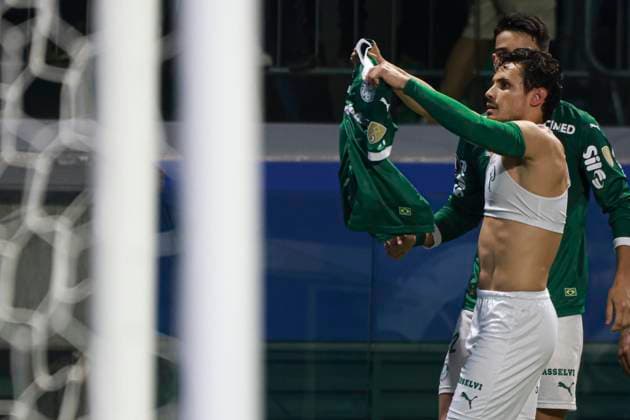 match between Palmeiras and LDU Quito for the Conmebol Libertadores Sao Paulo (SP), 10 30 2025 - Libertadores Palmeiras vs LDU Quito Raphael Veiga scores his second goal and celebrates in the match. Palmeiras wins 4-0 and qualifies for the final against Flamengo. The match between Palmeiras and LDU Quito, for the second leg of the Conmebol Libertadores semi-final, took place on Thursday night, October 30, 2025, at Allianz Parque, in Sao Paulo-SP. (Foto: Leco Viana Thenews2 imago images) SPO  Copyright: xLecoxVianax