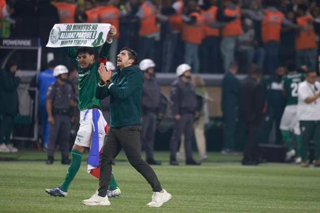 match between Palmeiras and LDU Quito for the Conmebol Libertadores Sao Paulo (SP), 10 30 2025 - Libertadores Palmeiras vs LDU Quito Gustavo Gomez and Abel Ferreira of Palmeiras celebrate their qualification against LDU Quito in the second leg of the CONMEBOL Libertadores semi-final, on the evening of Thursday, October 30, 2025, at Allianz Parque, in Sao Paulo-SP. Palmeiras wins 4-0 and qualifies for the final against Flamengo. Palmeiras wins 4-0 and will face Flamengo in the CONMEBOL Libertadores final in Lima, Peru. (Foto: Leco Viana Thenews2 imago images) SPO  Copyright: xLecoxVianax