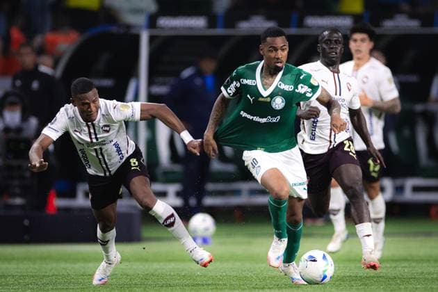 Allanof Palmeiras (R) and Carlos Gruezo (L) fight for possession during the Copa Libertadores semi-final second leg match between Palmeiras and LDU Quito at Allianz Parque in São Paulo, Brazil. (Photo by Marco Galvao Sports Press Photo) Copyright: xMarcoxGalvao SportsxPressxPhotox Sportspressphoto_SPR53607