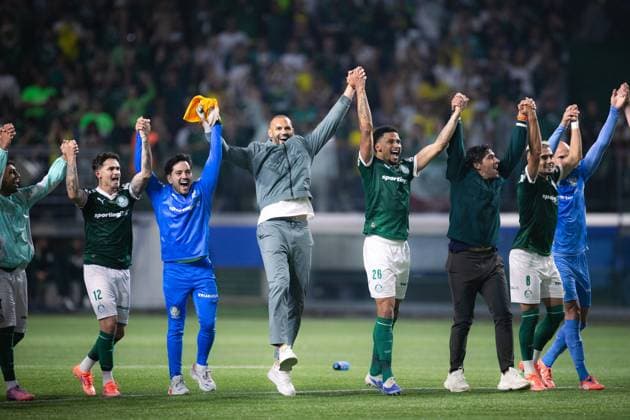 Abel Ferreira, Head Coach of Palmeiras and his players celebrate after winning 4-0 the Copa Libertadores semi-final second leg match between Palmeiras and LDU Quito (and thus qualifying for the final) at Allianz Parque in São Paulo, Brazil. (Photo by Marco Galvao Sports Press Photo) Copyright: xMarcoxGalvao SportsxPressxPhotox Sportspressphoto_SPR53612