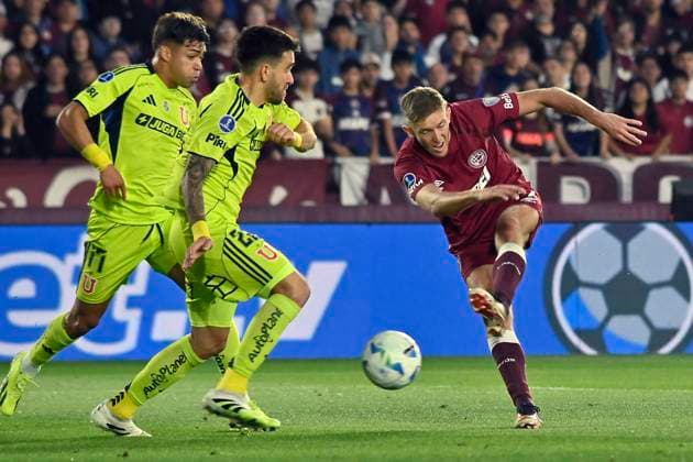 Futbol, Lanus vs Universidad de Chile. Copa Sudamericana 2025. El jugador de Lanus, Rodrigo Castillo, derecha, disputa el balon durante del partido de vuelta de la semifinal de Copa Sudamericana contra Universidad de Chile, disputado en el Estadio Ciudad de Lanus en Lanus, Argentina. 30 10 2025 Javier Vergara Photosport Football, Lanus vs Universidad de Chile. 2025 Copa Sudamericana Championship. Lanus player, Rodrigo Castillo, right, vies for the ball during a Copa Sudamericana Championship semifinal, second leg, match against Universidad de Chile, at the Estadio Ciudad de Lanus in Lanus, Argentina. 30 10 2025 Javier Vergara Photosport Lanus vs Universidad de Chile, Copa Sudamericana 2025