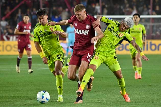 Futbol, Lanus vs Universidad de Chile. Copa Sudamericana 2025. El jugador de Lanus, Rodrigo Castillo, centro, disputa el balon contra Maximiliano Guerrero, de Universidad de Chile, durante del partido de vuelta de la semifinal de Copa Sudamericana, disputado en el Estadio Ciudad de Lanus en Lanus, Argentina. 30 10 2025 Javier Vergara Photosport Football, Lanus vs Universidad de Chile. 2025 Copa Sudamericana Championship. Lanus player, Rodrigo Castillo, center, vies for the ball against Maximiliano Guerrero, of Universidad de Chile, during a Copa Sudamericana Championship semifinal, second leg, match against Universidad de Chile, at the Estadio Ciudad de Lanus in Lanus, Argentina. 30 10 2025 Javier Vergara Photosport Lanus vs Universidad de Chile, Copa Sudamericana 2025