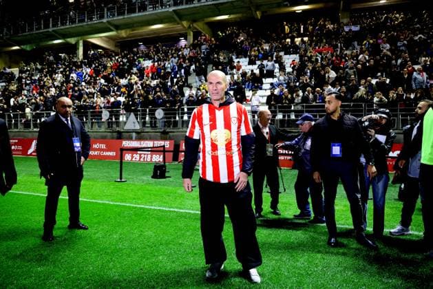 Zinedine Zidane durant la première édition du « match des légendes » opposant l équipe des Légendes, les anciens de Cannes, à l équipe des Etoiles avec pour capitaine Didier Deschamps, au stade Pierre de Coubertin à Cannes, le 30 octobre 2025. Les Légendes cannoises, coachées par Luis Fernandez et supportées par Zinedine Zidane qui portait les couleurs cannoises, mais qui n a pas joué, ont remporté le match 3 à 2. Tous les bénéfices de la soirée seront reversés aux associations les Etoiles de l Espoir, à l association Adrien et à l association Clin d Oeil, qui oeuvrent pour les plus démunis et la jeunesse. Dominique Jacovides Bruno Bebert Bestimage First edition of the ‘match of legends’ between the Legends team, former Cannes players, and the Stars team captained by D. Deschamps, at the Pierre-de-Coubertin stadium in Cannes on october 30th 2025 Cannes France Copyright: xDominiquexJacovidesx-xBrunoxBebertx xBestimagexDominiquexJacovidesx-xBrunoxBebertx xBestimagex