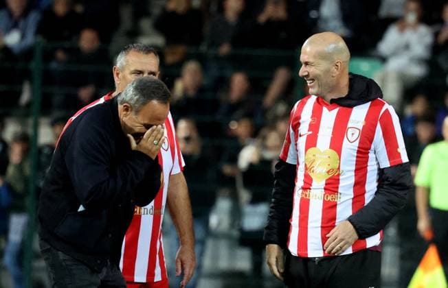 Nikos Aliagas et Zinedine Zidane durant la première édition du « match des légendes » opposant l équipe des Légendes, les anciens de Cannes, à l équipe des Etoiles avec pour capitaine Didier Deschamps, au stade Pierre de Coubertin à Cannes, le 30 octobre 2025. Les Légendes cannoises, coachées par Luis Fernandez et supportées par Zinedine Zidane qui portait les couleurs cannoises, mais qui n a pas joué, ont remporté le match 3 à 2. Tous les bénéfices de la soirée seront reversés aux associations les Etoiles de l Espoir, à l association Adrien et à l association Clin d Oeil, qui oeuvrent pour les plus démunis et la jeunesse. Dominique Jacovides Bruno Bebert Bestimage First edition of the ‘match of legends’ between the Legends team, former Cannes players, and the Stars team captained by D. Deschamps, at the Pierre-de-Coubertin stadium in Cannes on october 30th 2025 Cannes France Copyright: xDominiquexJacovidesx-xBrunoxBebertx xBestimagexDominiquexJacovidesx-xBrunoxBebertx xBestimagex