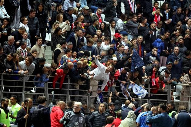 Illustration durant la première édition du « match des légendes » opposant l équipe des Légendes, les anciens de Cannes, à l équipe des Etoiles avec pour capitaine Didier Deschamps, au stade Pierre de Coubertin à Cannes, le 30 octobre 2025. Les Légendes cannoises, coachées par Luis Fernandez et supportées par Zinedine Zidane qui portait les couleurs cannoises, mais qui n a pas joué, ont remporté le match 3 à 2. Tous les bénéfices de la soirée seront reversés aux associations les Etoiles de l Espoir, à l association Adrien et à l association Clin d Oeil, qui oeuvrent pour les plus démunis et la jeunesse. Dominique Jacovides Bruno Bebert Bestimage First edition of the ‘match of legends’ between the Legends team, former Cannes players, and the Stars team captained by D. Deschamps, at the Pierre-de-Coubertin stadium in Cannes on october 30th 2025 Cannes France Copyright: xDominiquexJacovidesx-xBrunoxBebertx xBestimagexDominiquexJacovidesx-xBrunoxBebertx xBestimagex