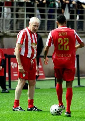 Luis Fernandez durant la première édition du « match des légendes » opposant l équipe des Légendes, les anciens de Cannes, à l équipe des Etoiles avec pour capitaine Didier Deschamps, au stade Pierre de Coubertin à Cannes, le 30 octobre 2025. Les Légendes cannoises, coachées par Luis Fernandez et supportées par Zinedine Zidane qui portait les couleurs cannoises, mais qui n a pas joué, ont remporté le match 3 à 2. Tous les bénéfices de la soirée seront reversés aux associations les Etoiles de l Espoir, à l association Adrien et à l association Clin d Oeil, qui oeuvrent pour les plus démunis et la jeunesse. Dominique Jacovides Bruno Bebert Bestimage First edition of the ‘match of legends’ between the Legends team, former Cannes players, and the Stars team captained by D. Deschamps, at the Pierre-de-Coubertin stadium in Cannes on october 30th 2025 Cannes France Copyright: xDominiquexJacovidesx-xBrunoxBebertx xBestimagexDominiquexJacovidesx-xBrunoxBebertx xBestimagex