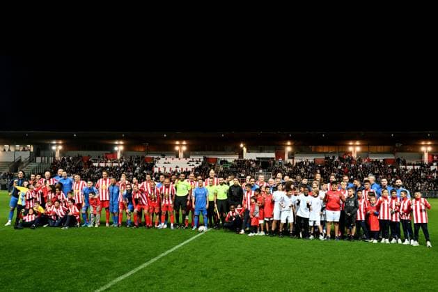 L équipe des Légendes et des Etoiles durant la première édition du « match des légendes » opposant l équipe des Légendes, les anciens de Cannes, à l équipe des Etoiles avec pour capitaine Didier Deschamps, au stade Pierre de Coubertin à Cannes, le 30 octobre 2025. Les Légendes cannoises, coachées par Luis Fernandez et supportées par Zinedine Zidane qui portait les couleurs cannoises, mais qui n a pas joué, ont remporté le match 3 à 2. Tous les bénéfices de la soirée seront reversés aux associations les Etoiles de l Espoir, à l association Adrien et à l association Clin d Oeil, qui oeuvrent pour les plus démunis et la jeunesse. Bruno Bebert Dominique Jacovides Bestimage First edition of the ‘match of legends’ between the Legends team, former Cannes players, and the Stars team captained by D. Deschamps, at the Pierre-de-Coubertin stadium in Cannes on october 30th 2025 Cannes France Copyright: xDominiquexJacovidesx-xBrunoxBebertx xBestimagexDominiquexJacovidesx-xBrunoxBebertx xBestimagex