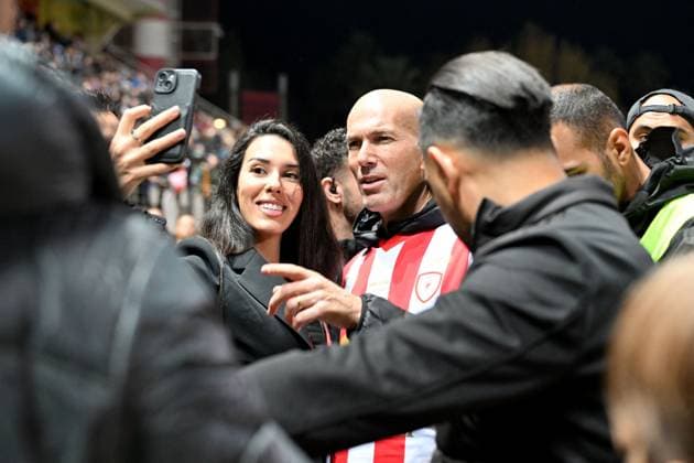 Zinedine Zidane durant la première édition du « match des légendes » opposant l équipe des Légendes, les anciens de Cannes, à l équipe des Etoiles avec pour capitaine Didier Deschamps, au stade Pierre de Coubertin à Cannes, le 30 octobre 2025. Les Légendes cannoises, coachées par Luis Fernandez et supportées par Zinedine Zidane qui portait les couleurs cannoises, mais qui n a pas joué, ont remporté le match 3 à 2. Tous les bénéfices de la soirée seront reversés aux associations les Etoiles de l Espoir, à l association Adrien et à l association Clin d Oeil, qui oeuvrent pour les plus démunis et la jeunesse. Bruno Bebert Dominique Jacovides Bestimage First edition of the ‘match of legends’ between the Legends team, former Cannes players, and the Stars team captained by D. Deschamps, at the Pierre-de-Coubertin stadium in Cannes on october 30th 2025 Cannes France Copyright: xDominiquexJacovidesx-xBrunoxBebertx xBestimagexDominiquexJacovidesx-xBrunoxBebertx xBestimagex
