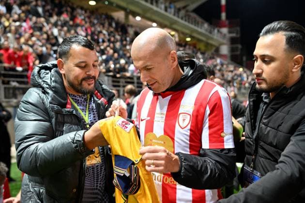 Zinedine Zidane durant la première édition du « match des légendes » opposant l équipe des Légendes, les anciens de Cannes, à l équipe des Etoiles avec pour capitaine Didier Deschamps, au stade Pierre de Coubertin à Cannes, le 30 octobre 2025. Les Légendes cannoises, coachées par Luis Fernandez et supportées par Zinedine Zidane qui portait les couleurs cannoises, mais qui n a pas joué, ont remporté le match 3 à 2. Tous les bénéfices de la soirée seront reversés aux associations les Etoiles de l Espoir, à l association Adrien et à l association Clin d Oeil, qui oeuvrent pour les plus démunis et la jeunesse. Bruno Bebert Dominique Jacovides Bestimage First edition of the ‘match of legends’ between the Legends team, former Cannes players, and the Stars team captained by D. Deschamps, at the Pierre-de-Coubertin stadium in Cannes on october 30th 2025 Cannes France Copyright: xDominiquexJacovidesx-xBrunoxBebertx xBestimagexDominiquexJacovidesx-xBrunoxBebertx xBestimagex
