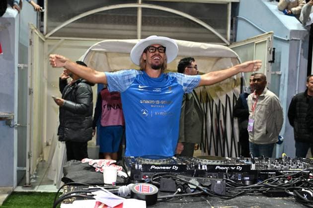 Le Dj Yann Muller durant la première édition du « match des légendes » opposant l équipe des Légendes, les anciens de Cannes, à l équipe des Etoiles avec pour capitaine Didier Deschamps, au stade Pierre de Coubertin à Cannes, le 30 octobre 2025. Les Légendes cannoises, coachées par Luis Fernandez et supportées par Zinedine Zidane qui portait les couleurs cannoises, mais qui n a pas joué, ont remporté le match 3 à 2. Tous les bénéfices de la soirée seront reversés aux associations les Etoiles de l Espoir, à l association Adrien et à l association Clin d Oeil, qui oeuvrent pour les plus démunis et la jeunesse. Bruno Bebert Dominique Jacovides Bestimage First edition of the ‘match of legends’ between the Legends team, former Cannes players, and the Stars team captained by D. Deschamps, at the Pierre-de-Coubertin stadium in Cannes on october 30th 2025 Cannes France Copyright: xDominiquexJacovidesx-xBrunoxBebertx xBestimagexDominiquexJacovidesx-xBrunoxBebertx xBestimagex