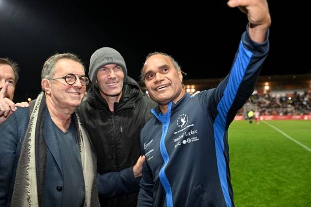 Alain Pedretti, l ancien président de l A.S. Cannes, Zinedine Zidane et Christian Karembeu durant la première édition du « match des légendes » opposant l équipe des Légendes, les anciens de Cannes, à l équipe des Etoiles avec pour capitaine Didier Deschamps, au stade Pierre de Coubertin à Cannes, le 30 octobre 2025. Les Légendes cannoises, coachées par Luis Fernandez et supportées par Zinedine Zidane qui portait les couleurs cannoises, mais qui n a pas joué, ont remporté le match 3 à 2. Tous les bénéfices de la soirée seront reversés aux associations les Etoiles de l Espoir, à l association Adrien et à l association Clin d Oeil, qui oeuvrent pour les plus démunis et la jeunesse. Bruno Bebert Dominique Jacovides Bestimage First edition of the ‘match of legends’ between the Legends team, former Cannes players, and the Stars team captained by D. Deschamps, at the Pierre-de-Coubertin stadium in Cannes on october 30th 2025 Cannes France Copyright: xDominiquexJacovidesx-xBrunoxBebertx xBestimagexDominiquexJacovidesx-xBrunoxBebertx xBestimagex