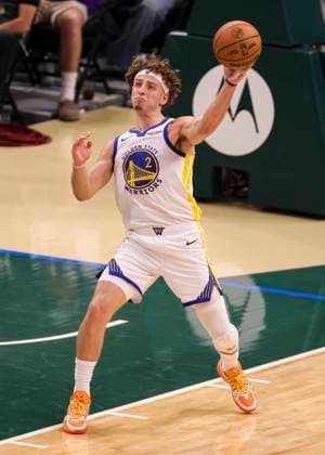 (251031) -- MILWAUKEE, Oct. 31, 2025 -- Golden State Warriors Brandin Podziemski throws a pass during the 2025-2026 NBA, Basketball Herren, USA regular season game between Milwaukee Bucks and Golden State Warriors in Milwaukee, the United States, on Oct. 30, 2025. (Photo by Xinhua) (SP)U.S.-MILWAUKEE-BASKETBALL-NBA-BUCKS VS WARRIORS JoelxLerner 