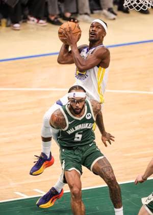 (251031) -- MILWAUKEE, Oct. 31, 2025 -- Golden State Warriors Jimmy Butler III (top) drives to the basket during the 2025-2026 NBA, Basketball Herren, USA regular season game between Milwaukee Bucks and Golden State Warriors in Milwaukee, the United States, on Oct. 30, 2025. (Photo by Xinhua) (SP)U.S.-MILWAUKEE-BASKETBALL-NBA-BUCKS VS WARRIORS JoelxLerner 