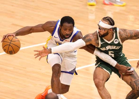 (251031) -- MILWAUKEE, Oct. 31, 2025 -- Golden State Warriors Jonathan Kuminga (L) is defended by Milwaukee Bucks Gary Trent Jr. during the 2025-2026 NBA, Basketball Herren, USA regular season game between Milwaukee Bucks and Golden State Warriors in Milwaukee, the United States, on Oct. 30, 2025. (Photo by Xinhua) (SP)U.S.-MILWAUKEE-BASKETBALL-NBA-BUCKS VS WARRIORS JoelxLerner 