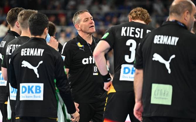 30 10 2025 Handball international Germany gg Iceland xwoxzix Alfred Gislason Coach Germany speaks to team during timeout