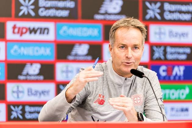 Press conference Bayer 04 Leverkusen, 31 10 2025 LEVERKUSEN, GERMANY OCTOBER 31 Kasper Hjulmand Head coach Bayer 04 Leverkusen gestures during the pre game press conference before the Bundesliga match between Bayer 04 Leverkusen and FC Bayern Muenchen at BayArena on October 31, 2025 in Leverkusen, Germany DFL REGULATIONS PROHIBIT ANY USE OF PHOTOGRAPHS AS IMAGE SEQUENCES AND OR QUASI VIDEO Copyright: xBEAUTIFULxSPORTS Wunderlx
