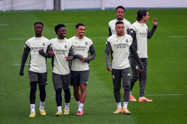 Real Madrid Training Session Players of Real Madrid (from L to R) Eduardo Camavinga, Vinicius Junior, Trent Alexander-Arnold, Eder Militao, Kylian Mbappe, Alvaro Carreras are seen training during the Training Session ahead of their LaLiga EA Sports match against Valencia CF at Ciudad Real Madrid on October 31, 2025 in Madrid, Spain. Valdebebas Ciudad Real Madrid Madrid Spain Copyright: xAlbertoxGardinx AGardin_20251031_Foot_Liga_ReaMad_PC_0130