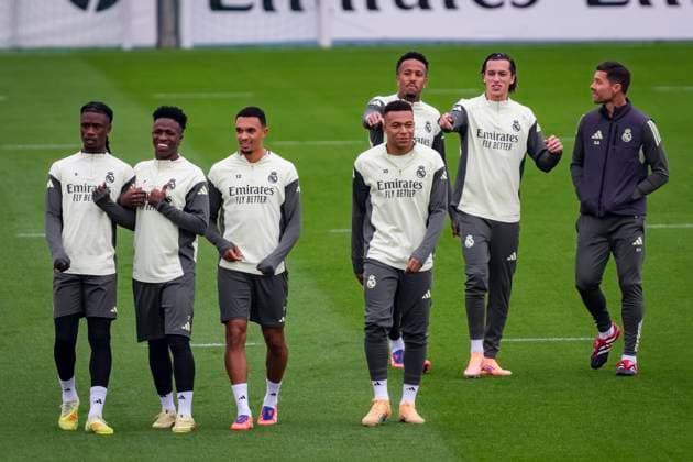 Real Madrid Training Session Players of Real Madrid (from L to R) Eduardo Camavinga, Vinicius Junior, Trent Alexander-Arnold, Eder Militao, Kylian Mbappe, Alvaro Carreras are seen training with Xabi Alonso, head coach of Real Madrid, during the Training Session ahead of their LaLiga EA Sports match against Valencia CF at Ciudad Real Madrid on October 31, 2025 in Madrid, Spain. Valdebebas Ciudad Real Madrid Madrid Spain Copyright: xAlbertoxGardinx AGardin_20251031_Foot_Liga_ReaMad_PC_0136