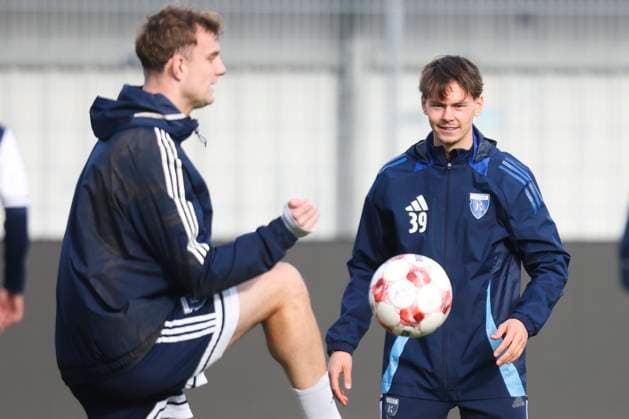 31 10 2025, Football, Men, Regionalliga Nord, Training, BSV Kickers Emden Nick Stepantsev blue 39 BSV Kickers Emden with Felix Göttlicher blue 2 BSV Kickers Emden Emden Ostfriesland Stadion Niedersachsen Germany