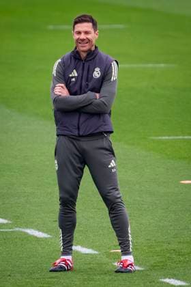 Real Madrid Training Session Xabi Alonso, head coach of Real Madrid, is seen during the Training Session ahead of their LaLiga EA Sports match against Valencia CF at Ciudad Real Madrid on October 31, 2025 in Madrid, Spain. Valdebebas Ciudad Real Madrid Madrid Spain Copyright: xAlbertoxGardinx AGardin_20251031_Foot_Liga_ReaMad_PC_0249