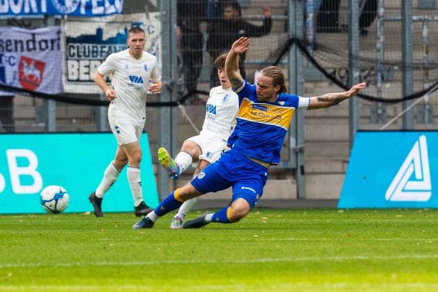 Jena , 311025, Soccer Regionalliga , FC Carl Zeiss Jena vs FC Magdeburg II in the picture Nils Butzen Jena vs Elisio Widmann Magdeburg