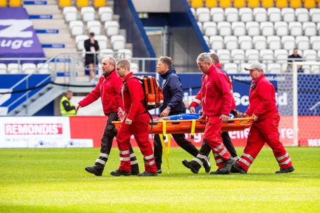 Jena , 311025, Soccer Regionalliga , FC Carl Zeiss Jena vs FC Magdeburg II in the picture Manasse Eshele Jena injured on the stretcher next to FCC team doctor Dr. Stefan Pietsch