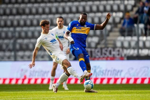 Jena , 311025, Soccer Regionalliga , FC Carl Zeiss Jena vs FC Magdeburg II in the picture Manasse Eshele Jena vs Julius Pfennig Magdeburg