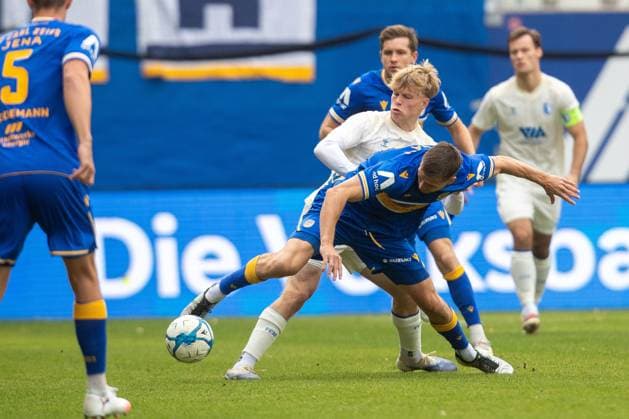 Jena , 311025, Soccer Regionalliga , FC Carl Zeiss Jena vs FC Magdeburg II in the picture Moritz Fritz Jena vs Leon Noel Mergner Magdeburg